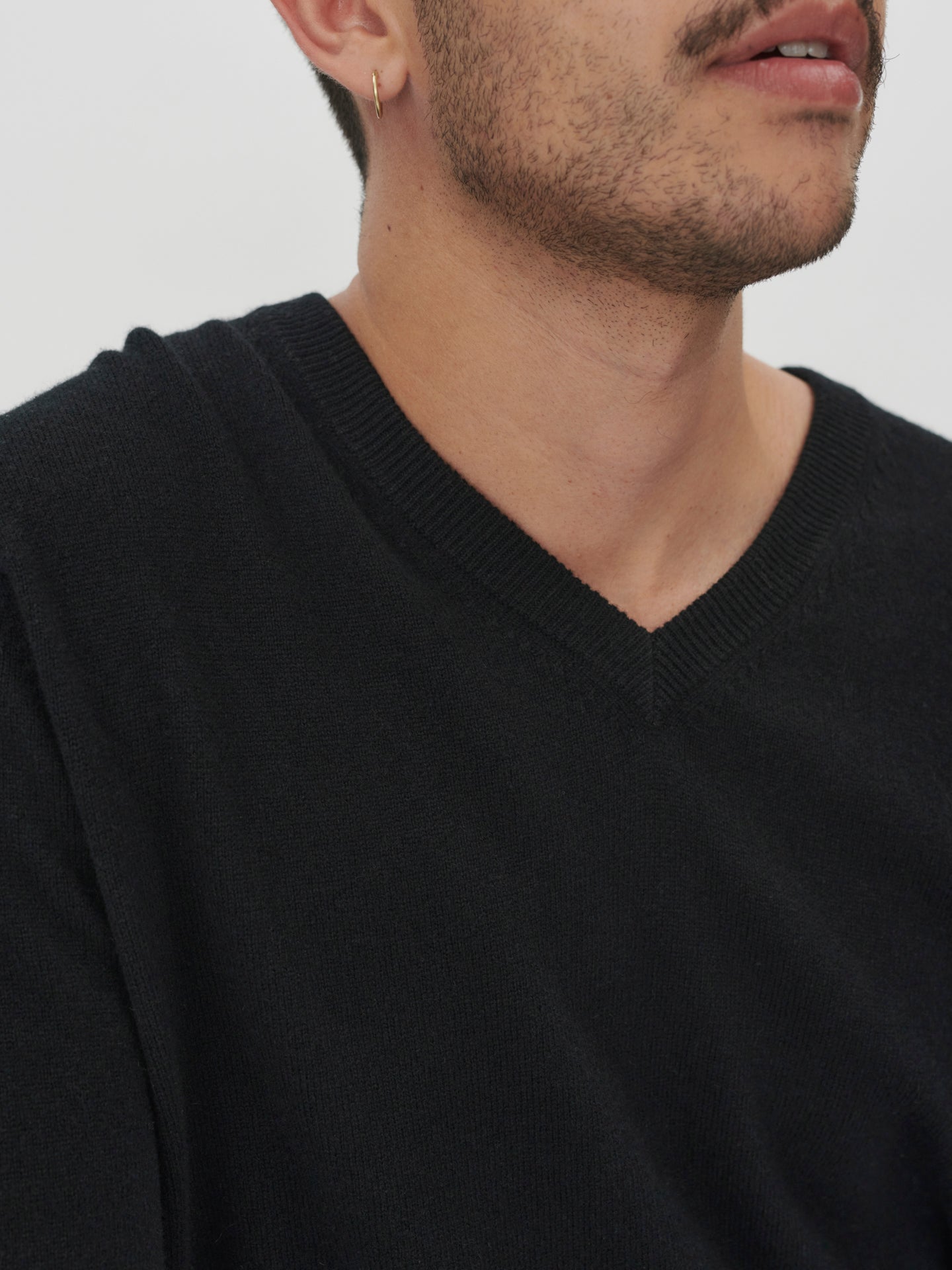 Men's Cashmere Basic V-Neck Sweater Black - Gobi Cashmere