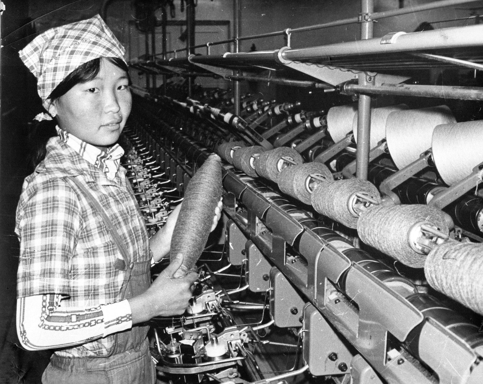 Black-and-white archive photograph of a GOBI spinning-mill worker in the 1980s
