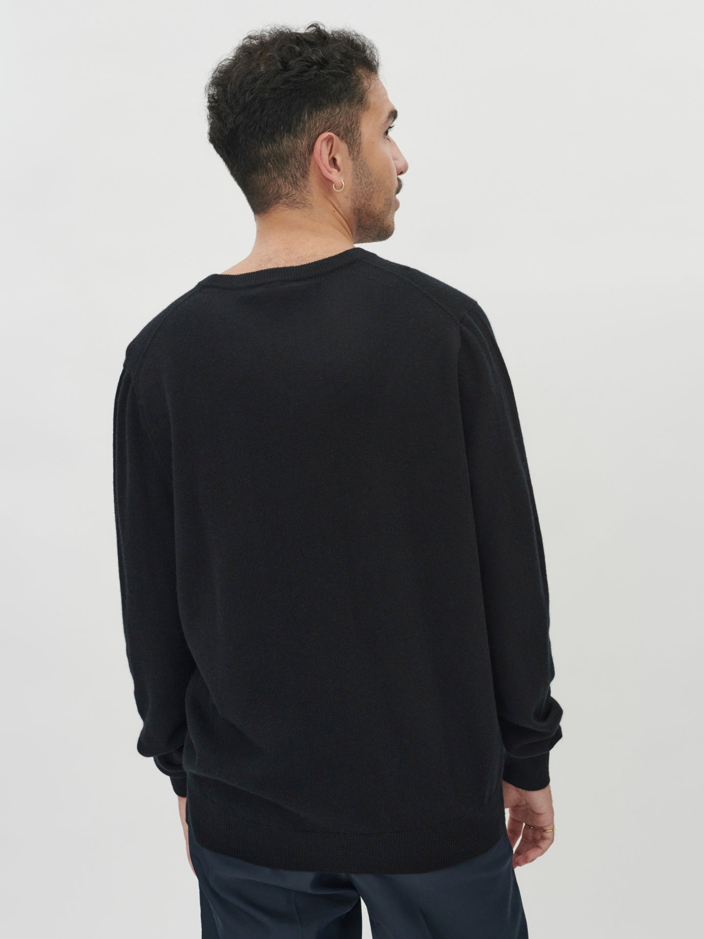 Men's Cashmere Basic V-Neck Sweater Black - Gobi Cashmere