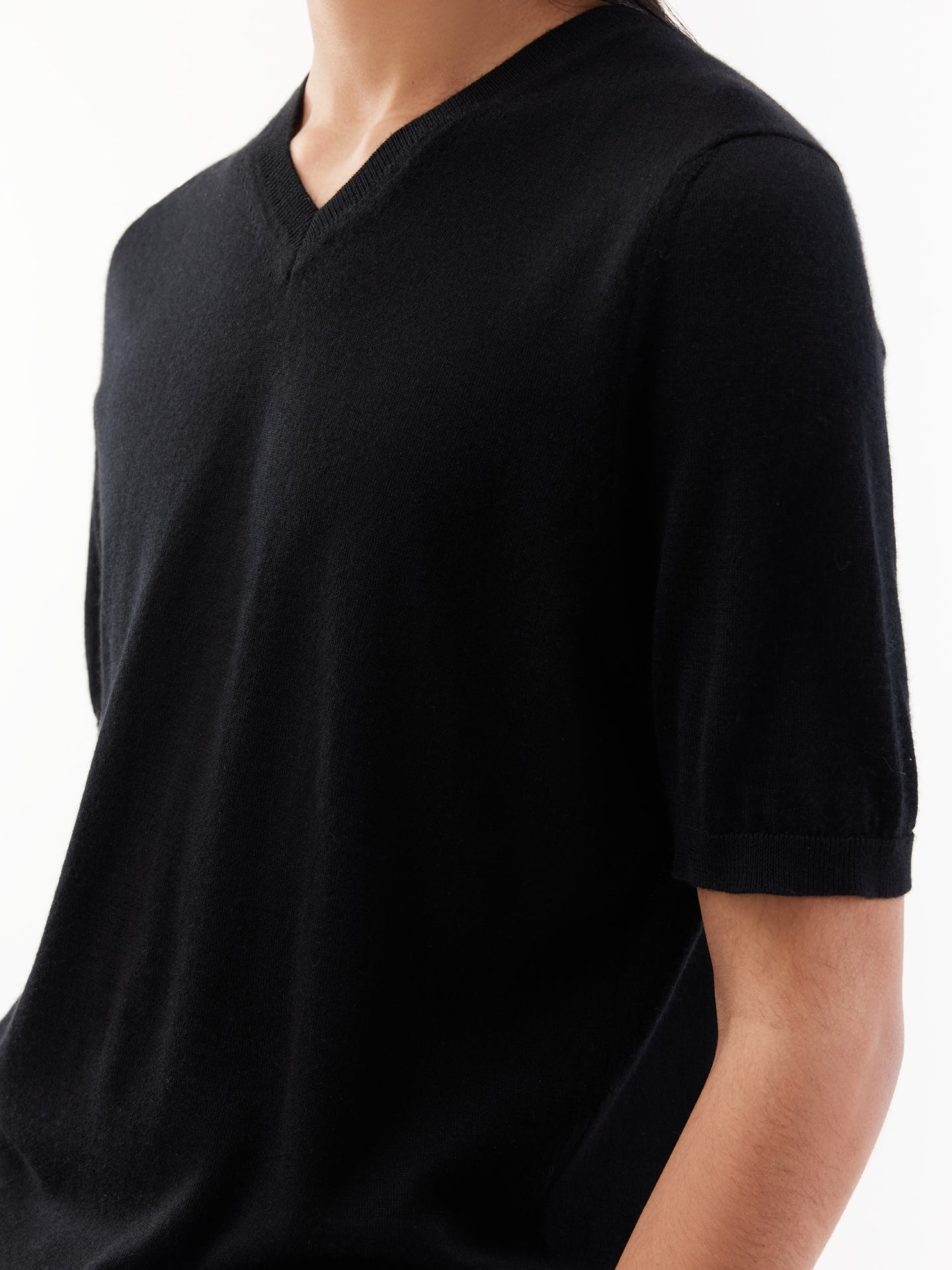 Men's Silk Cashmere V-neck T-shirt Black - Gobi Cashmere